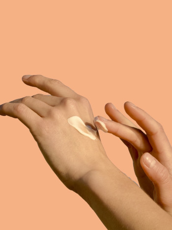 Très haute protection contre les UVA et les UVB, la protection solaire HYFAC SUN vous protège en toute sécurité du soleil